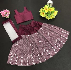 Shoryam Moda Infantil, Pattu Pavadai Tradicional Satani, Completamente Cosido, para Niñas, Morado y Blanco, Patrón Geométrico, Largo hasta el Suelo - Product Image 1