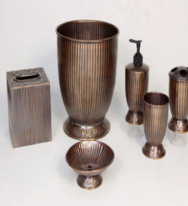 Un Baño de cuatro piezas en un acabado metálico oscuro con un patrón de diamantes acolchado y una bandeja con adornos dorados. - Product Image 3