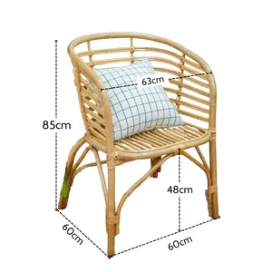 Деревянные стулья из ротанга