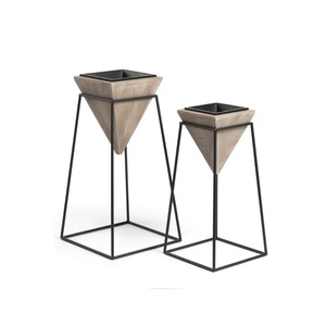 Jardinière en bois triangulaire de style moderne de haute qualité avec support en métal pour jardin extérieur et décoration intérieure Pots de fleurs et jardinières - Product Image 2