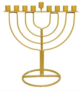Décoration d'éclairage de Hanukkah Une menorah élégante en plaqué or crée une ambiance chaleureuse pour la décoration de vacances luxueuse de Hanukkah - Product Image 3