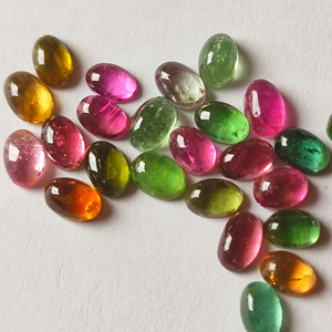 Lot en gros de pierres précieuses naturelles multi-tourmalines de qualité AAA, taillées en cabochon, ovales, 4mm-6mm, à dos plat - Product Image 1