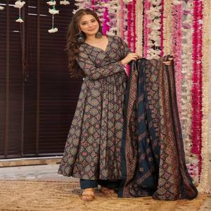 VASTRA COTTAGE Traje Anarkali de Algodón Puro Estampado con Gran Vuelo, Dupatta de Algodón a Juego y Conjunto de Plazzo de Algodón Suave - Product Image 2