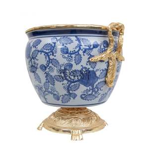 Pot de fleurs en porcelaine de luxe avec décor en laiton plaqué or - Product Image 5