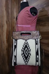 Nouvel arrivage de sac à main à franges en cuir usiné aztèque de style occidental pour femmes sac à bandoulière vintage unique pour femmes - Product Image 3