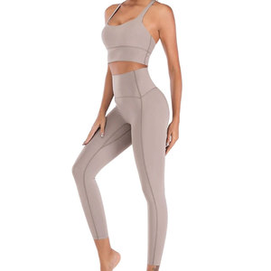 Ensemble de yoga confortable pour femmes avec motif uni, logo sur le devant, tissu extensible, respirant, séchage rapide pour le yoga quotidien et les étirements - Product Image 1