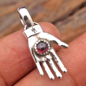 Pendentif en grenat rouge profond en forme de main en argent sterling artisanal vintage pour l'engagement reflétant des moments significatifs - Product Image 2