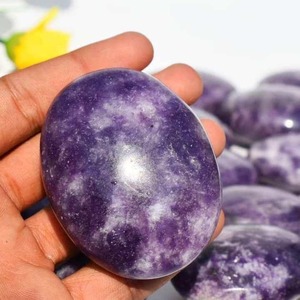 พลอยกระเป๋าหินปาล์ม lepidolite ทำด้วยมือเป็นมิตรต่อสิ่งแวดล้อมสำหรับผ่อนคลายและบรรเทาความเครียดในราคาไม่แพง - Product Image 1