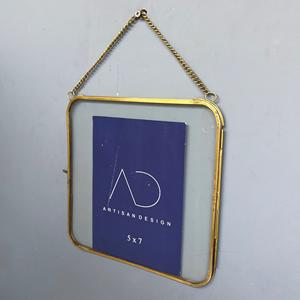 Marco para fotos, marco decorativo con bordes redondeados, de latón y vidrio con acabado en latón - Product Image 1