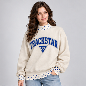 Sudadera de cuello alto color marfil para mujer con ribete de lunares azules y gráfico universitario, estilo Trackstar, OEM, marca privada - Product Image 4