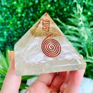 Pyramide d'orgone en sélénite avec bobine de cuivre et générateur d'énergie en cristal pour équilibrer la protection EMF et la guérison spirituelle - Product Image 2