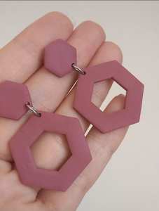 Boucles d'oreilles créoles minimalistes en résine pour cadeaux - Product Image 2