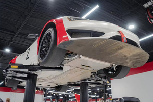 Voiture de course 2024, fabrication d'usine, boîte de vitesses séquentielle à 6 rapports, entretien d'usine, conduite à gauche, sièges en cuir, arrière - Product Image 3