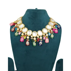Parure de collier multicolore en acier inoxydable plaqué or, ornée de pierres Kundan et Meenakari, pour mariages, bijoux fins à motifs de pièces de monnaie - Product Image 3