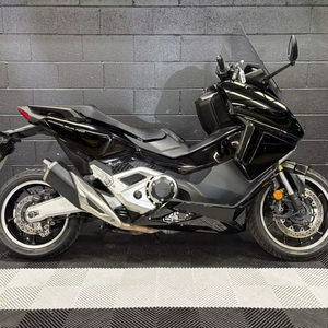 Motocicleta Todoterreno Honda Forza 750 de Alto Rendimiento, Motor de 4 Tiempos, 8 Válvulas, SOHC, Bicilíndrico en Paralelo, Refrigeración Líquida - Product Image 1