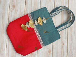 Bolso asequible para fiesta, bolso elegante para mujer, bolso de peso ligero para ropa de fiesta, Pichwai tradicional Shreenath Ji Potli - Product Image 6