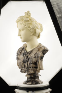 Nouveau design 55cm Statue en résine blanche Melpomene Muse Sculpture d'art populaire personnalisée avec conception personnalisée et décoration de couleur du Vietnam - Product Image 2