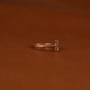 Bague de mariage au design classique simple à la mode Solitaire en or 18KT avec diamant de laboratoire taillé en baguette sur mesure fait à la main certifié IGI - Product Image 4