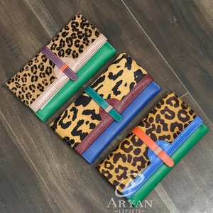 Cartera de mano de cuero reciclado con estampado de animales para mujer, bolso de cuero colorido hecho a mano ecológico con cierre a presión y ranura para tarjeta - Product Image 1