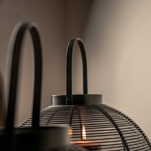 Lanterne ronde noire décorative avec poignée incurvée, parfaite pour l'éclairage d'ambiance, la décoration intérieure, les centres de table et la photographie - Product Image 5