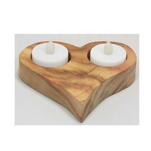 Portavelas de madera tallada artesanalmente que ofrece un suave brillo de vela y un patrón de grano rico, ideal para calentar cualquier interior del hogar. - Product Image 2