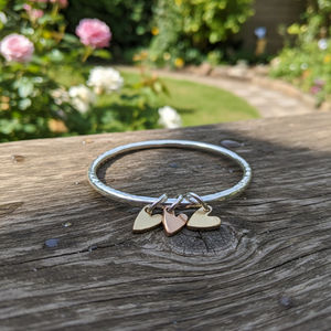 Bracelet jonc en argent martelé avec trois breloques en forme de cœur, plaqué or, plaqué or rose et plaqué argent, bijoux minimalistes - Product Image 4