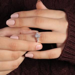 Bague de fiançailles de luxe en laiton plaqué or 14 carats avec zircon de 1,36 carat, bague cocktail ovale tendance avec halo, certifiée IGI - Product Image 1