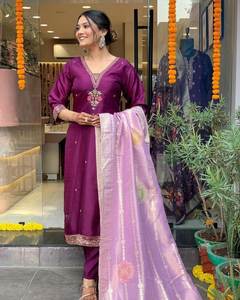 Este clásico pero contemporáneo Salwar Kameez / Conjunto de Kurti/Kurta tradicional hasta la rodilla, especial para mujeres Desi y saludables, ideal para bodas. - Product Image 2