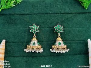 Pendientes Fusion Jhumka multicolor con gotitas de perlas y diseño de tachuelas florales perfectos para bodas, fiestas y ocasiones festivas - Product Image 5