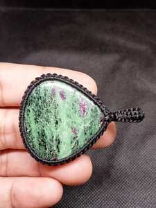 Collar con Colgante de Macramé de Rubí Zoisita, Joyería Boho Hecha a Mano para Mujer, Cordón Ajustable - Product Image 6