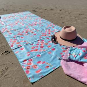 Toalla de Viaje con Diseño Artístico Moderno Personalizado, Toalla de Playa de Secado Rápido para Verano, con Logotipo Estampado a Rayas, Bolsa Duradera con Diseño Único y Novedoso - Product Image 3