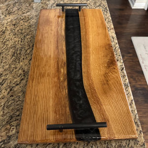 Bordo di salumi di quercia in resina epossidica nera elegante Design fluviale per l'arredamento della casa - Product Image 1