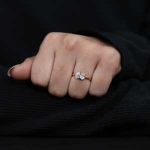 Bague Toi et Moi en Diamant de Laboratoire, Tailles Poire et Ovale, Bande de 2,0 mm, Couleur F (Blanc pour Platine), Options en Argent Sterling/Platine/Or - Product Image 6