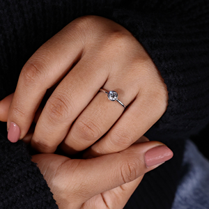 Bague de fiançailles solitaire EVS en diamant blanc rond brillant de 2,0 carats, cultivé en laboratoire, sertie clos - Product Image 4