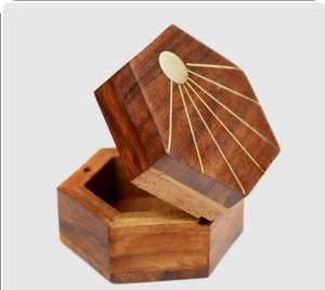 Heritage Wooden Bakhoor de Crescent Crafts Un quemador de incienso artesanal atemporal de Crescent Crafts - Product Image 1