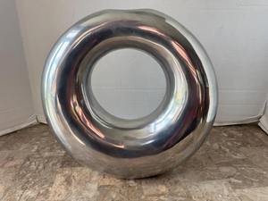 Vase rond moderne en métal argenté, design élégant pour la table de chevet, centre de table et accents contemporains pour la maison, en provenance d'Inde - Product Image 5