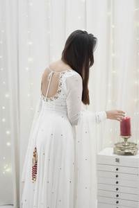 Belle robe de créateur Anarkali avec tissu fausse Georgette et crêpe Dupatta Hand Work Pent Detail pour les occasions de fête - Product Image 4