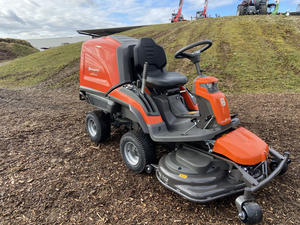 Cortacésped Husqvarna Rider RC 320Ts AWD con plataforma delantera de 112 cm, tractor cortacésped con tracción en las cuatro ruedas, motor de 17 HP, recogedor de césped de 300 L, tractor de jardín - Product Image 3