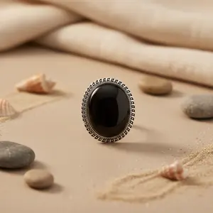Anillo de Ónice Chapado en Rodio Hecho a Mano para Mujer, Estilo Bohemio, con Detalles de Piedra Natural - Product Image 1