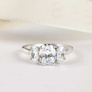 Anillo de compromiso de 3 piedras CZ blancas de corte ovalado de 10x8mm en plata chapada en oro | Joyería nupcial clásica para boda - Product Image 1