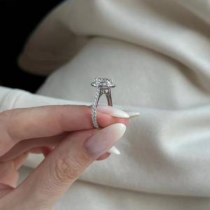 Bague de fiançailles Halo en diamant brillant rond de 2 carats/2ct D VVS2 Lab Grown Diamond/Bague de proposition en or blanc 14k ou 18k - Product Image 3