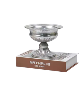 Vase à fleurs sur pied en fer texturé doré moderne - Vase de table de Noël résistant à la rouille - Product Image 4