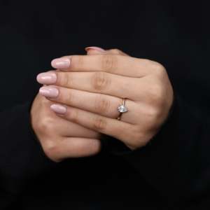 แหวนหมั้นเพชรเพาะเลี้ยงทรงลูกแพร์ ตัวเรือนเงินสเตอร์ลิง/แพลตตินัม/ทองคำ ความใส VS1 สี F - Product Image 4