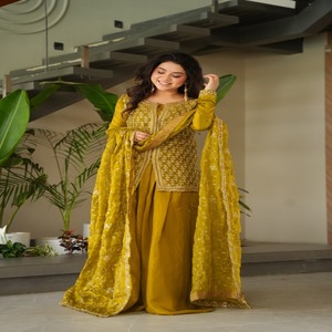 ชุดบอลลีวูดพร้อมลูกปัดปักลาย kurti sharara ผู้ผลิตแฟชั่นสำหรับผู้หญิงและซัพพลายเออร์จาก Surat - Product Image 1