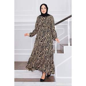 ชุดเดรสแบบเรียบร้อยผ้าเครปลายม้าลาย สีดำ ทำจากผ้าเครปพิมพ์ลายม้าลาย - Product Image 4