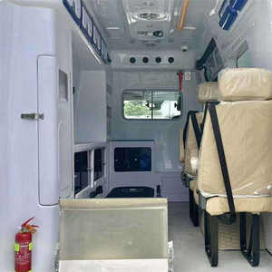 Ambulance de soins intensifs à châssis moyen et toit surélevé / Camion de sauvetage médical / Véhicule d'ambulance d'urgence d'occasion, diesel, manuel - Product Image 4