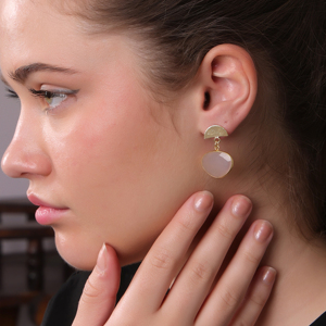 ต่างหูห้อยประดับพลอยแคลเซโดนีสีชมพูสำหรับผู้หญิง ยี่ห้อ DUA ทำจากทองเหลืองผสมทองแดง ชุบทอง 18K ดีไซน์ทันสมัย เหมาะสำหรับงานแต่งงาน สวยงาม ประณีต ทำด้วยมือ - Product Image 5