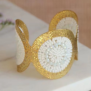 Pulseras de puño de latón con cuentas de vidrio de varios colores - Product Image 1