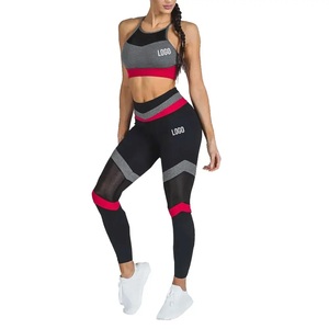 Conjunto de gimnasio completo para mujer de poliéster y forro polar: pantalón y sujetador halter para calentamiento y sentadillas divididas, con efecto moldeador. - Product Image 1