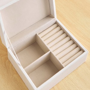 Boîte à bijoux blanche élégante avec nœud Design moderne Organisateur de rangement idéal pour bagues, colliers, bracelets ou bibelots - Product Image 4